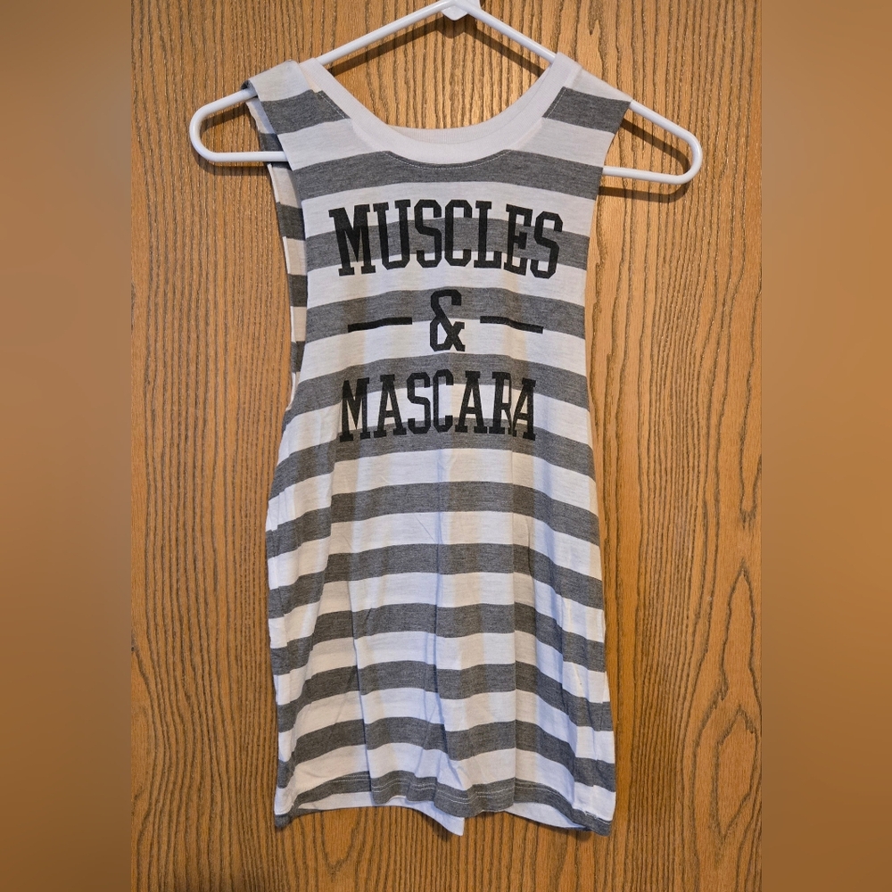Women's CHIN UP Sleeveless Muscles & Mascara Muscle Tee, Gray/White, Size Small